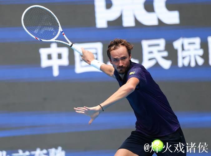 ATP巴黎大师赛:梅德韦杰夫顺利过关,阿利亚西姆逆转晋级 ATP巴黎大师赛:梅德韦杰夫顺利过关,阿利亚西姆逆转晋级