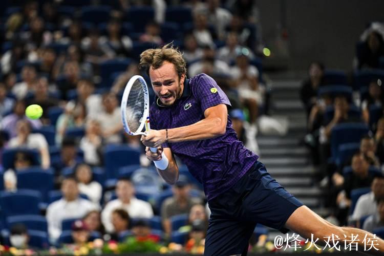 ATP巴黎大师赛:梅德韦杰夫顺利过关,阿利亚西姆逆转晋级 ATP巴黎大师赛:梅德韦杰夫顺利过关,阿利亚西姆逆转晋级